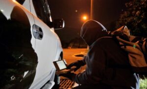 угнать автомобиль