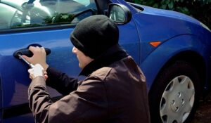 угон автомобиля, фото из открытых источников