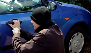Угонщик похитил автомобиль прямо со двора дома