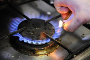 поднести спичку к горелке, фото из открытых источников