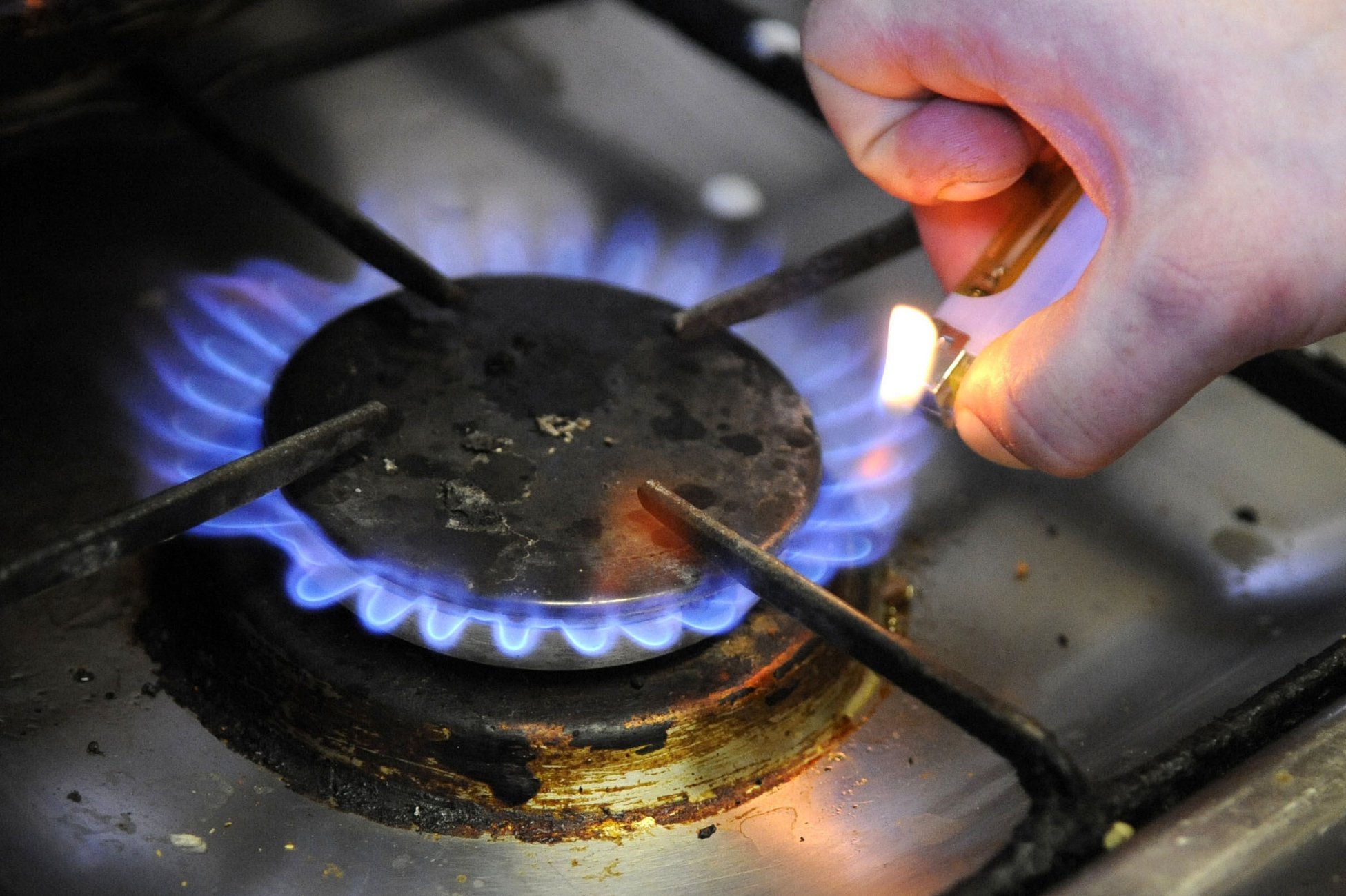 поднести спичку к горелке, фото из открытых источников