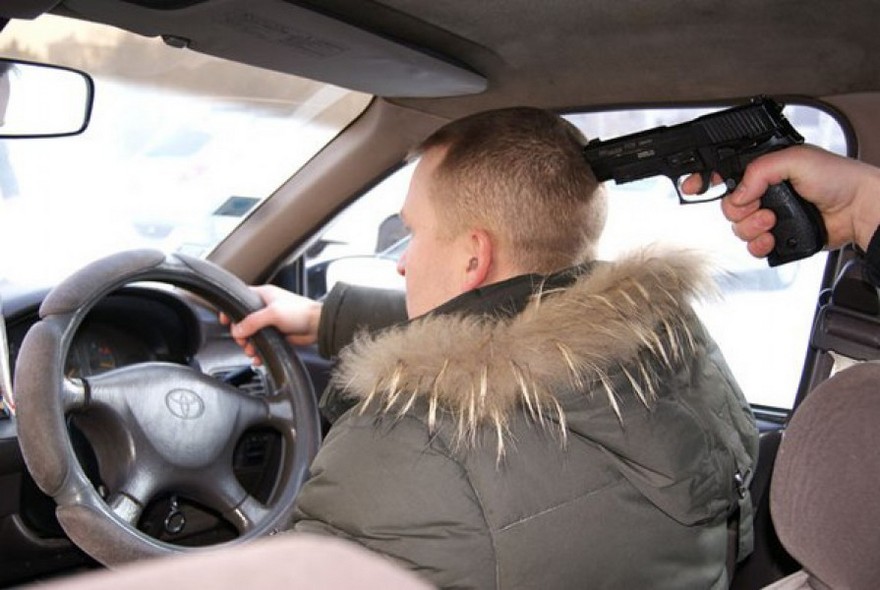 угрожать таксисту пистолетом, фото из открытых источников