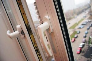 Мужчина выбросил с 8 этажа годовалого сына
