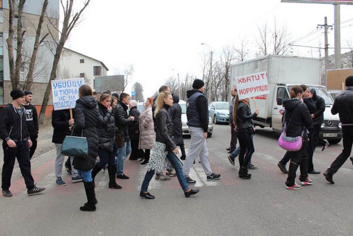 Люди перекрыли движение по ул. Рабочей. Фото: Днепр вечерний