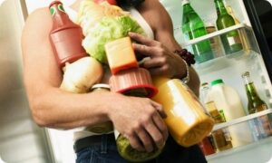 еда в руках, фото из открытых источников