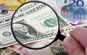 Доллар падает, а евро укрепляет позиции: курс валют на 5 декабря