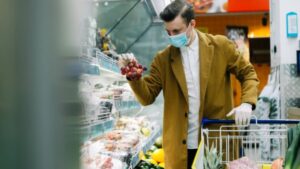 В магазинах Днепра взлетели цены на мясо и куриные яйца