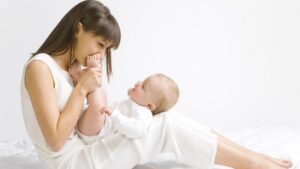 В Украине увеличат социальную помощь молодым родителям: когда и на сколько