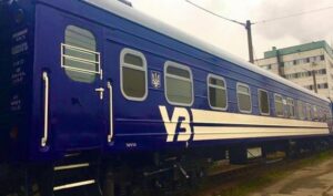 “Укрзализныця” меняет цвет вагонов