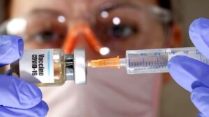 Российская вакцина от COVID-19 опасна — врач назвал причину
