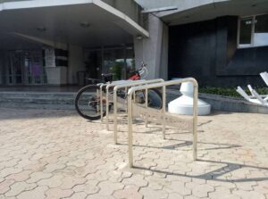 фото nashemisto.dp.ua, велопарковка возле мэрии