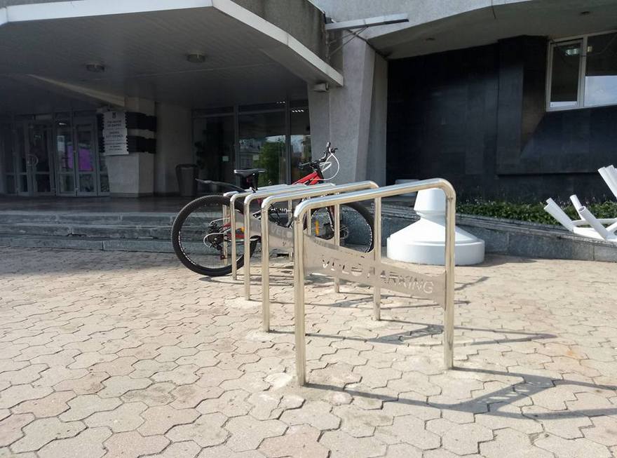 фото nashemisto.dp.ua, велопарковка возле мэрии