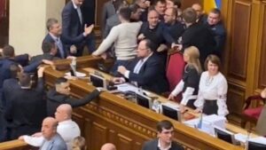 Мы ошиблись с выбором: в Верховной Раде дважды за день дрались депутаты (Видео)