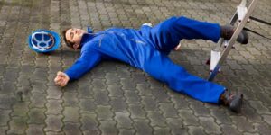 упасть с лестницы, фото из открытых источников