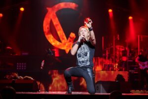 &quot;Жена&quot; Винника вышла на сцену в кожаном костюме