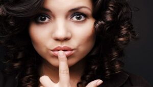 6 ситуаций, когда мудрая женщина &quot;включает дуру&quot;