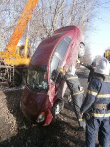автомобиль в кювете, фото ГСЧС