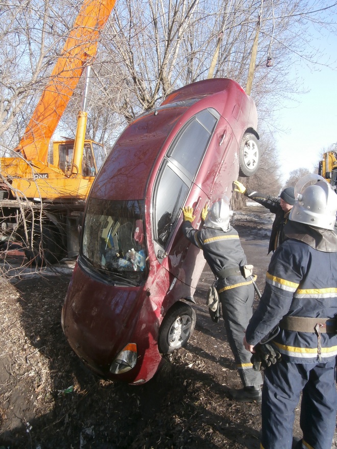 автомобиль в кювете, фото ГСЧС