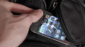 В Днепре молодчики из ночного клуба унесли смартфон