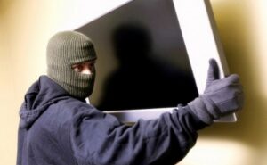 вор украл телевизор, фото из открытых источников