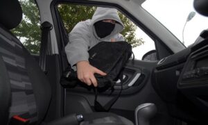 ограбление автомобиля, фото из открытых источников