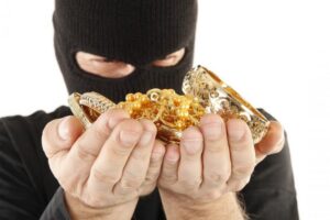 вор с украшениями, фото из открытых источников