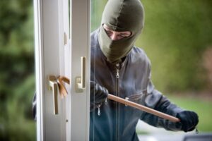 Вышел за хлебушком: в Днепре на Суворова неизвестные &quot;обнесли&quot; квартиру