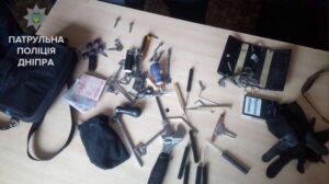 фото полиции, задержание грабителя в Днепре