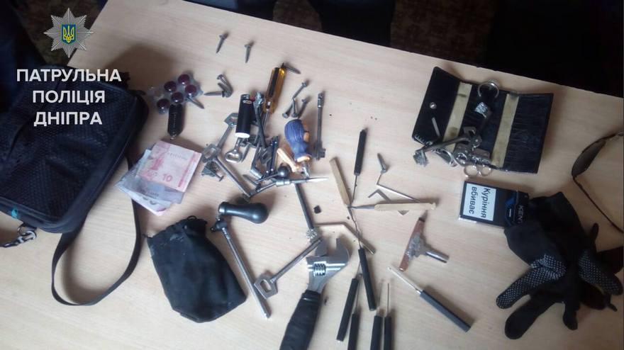 фото полиции, задержание грабителя в Днепре