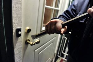 фото полиции, вор в колодце