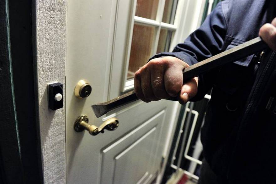 фото полиции, вор в колодце