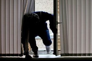 ограбить через окно, фото из открытых источников
