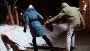 ограбить женщину, фото из открытых источников