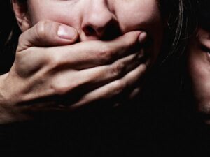 напасть на женщину, фото из открытых источников