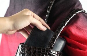 В магазинах Днепра  карманники “охотятся” за детьми (фото)