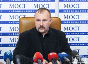 врач