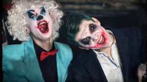 Выпускной альбом в стиле голливудских фильмов ужасов