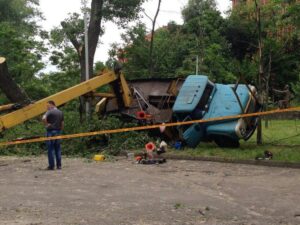 В парке Днепра опрокинулась автовышка, фото Патрульной полиции