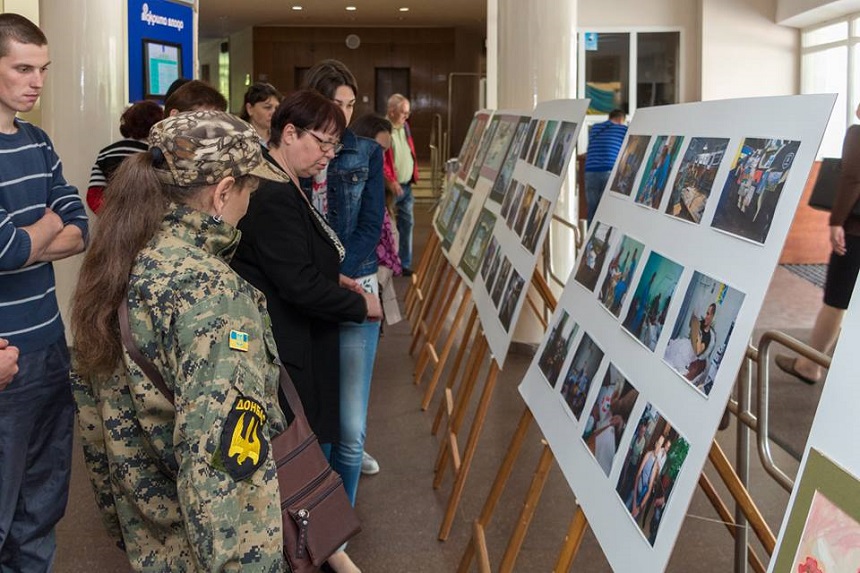 В Днепропетровске открыли художественную выставку бойцов АТО. Фото: пресс-служба Днепропетровского городского совета