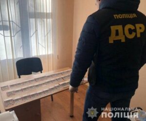 Под Днепром полицейские поймали чиновницу на крупной взятке (фото)