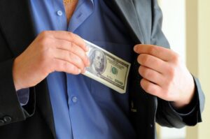 взятка, фото из открытых источников