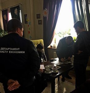 фото полиции, задержание землеустроителя на взятку