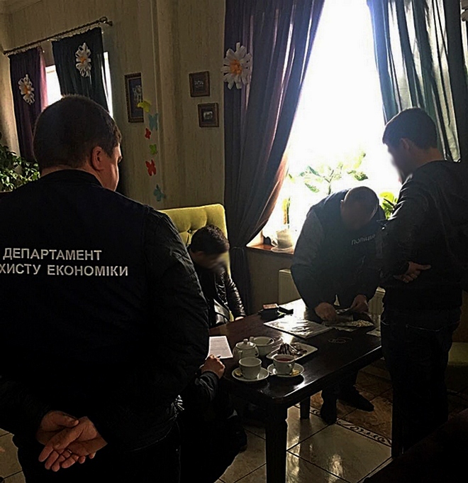 фото полиции, задержание землеустроителя на взятку
