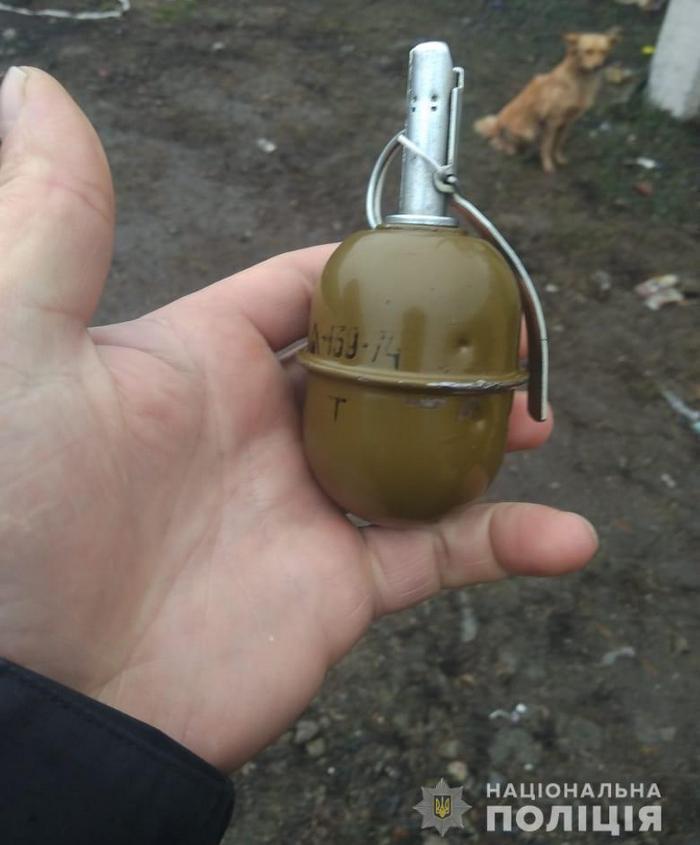 граната в руке