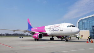 Лоукост Wizz Air массово отменил рейсы из Украины: полный список