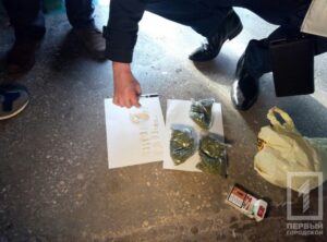 фото http://1tv.kr.ua, продажа наркотиков в подъезде