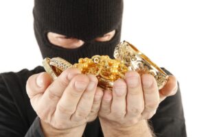 Вооруженное нападение на ювелирный магазин: вынесли почти 1,5 кг украшений