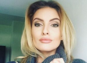 Сексуальная супруга футболиста в провокационных трусах