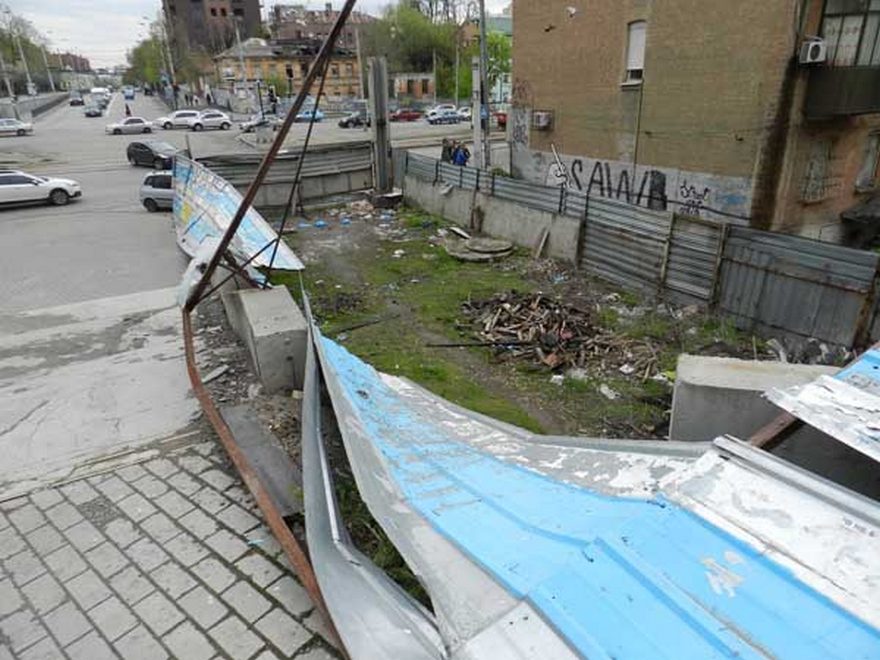 В Днепре обвалился &quot;фанатский забор&quot;, фото dv-gazeta.info
