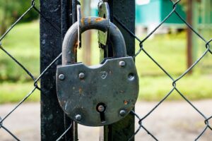 Под Днепром родителей не впускают в школу, забрать детей